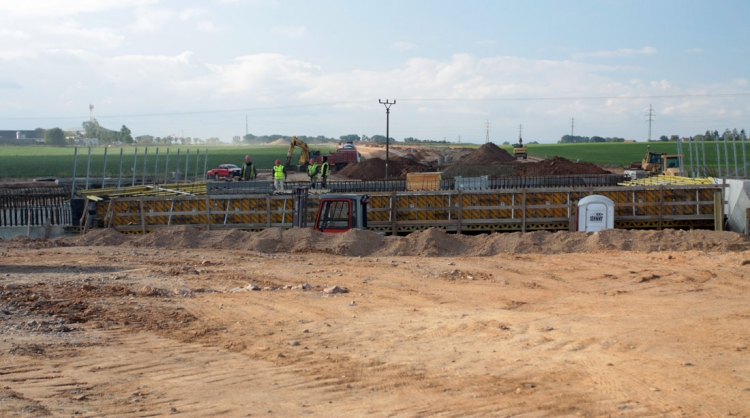 Na novém úseku D11 již rostou mosty