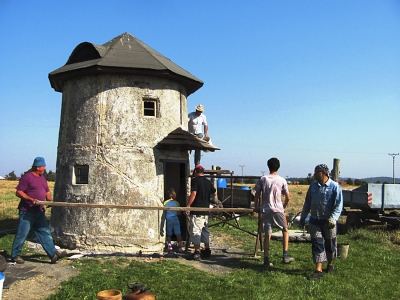 Finiš stavebních prací na větrném mlýnu u Spálova