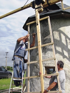 Montáž křídel – mlýn dostává konečnou podobu