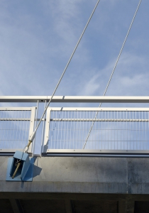 V dolní části jsou použity rektifikovatelné závěsy