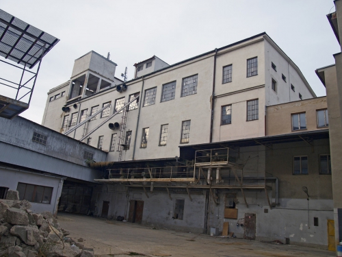 Stavební úpravy spočívaly v náhradě vnitřních nosných dřevěných konstrukcí, zachovány tedy zůstaly jen obvodové zdi a několik vnitřních příčných stěn. Opravovaly se také základy, sanovaly se svislé konstrukce. Ze statických důvodů se lokálně vyměňovalo zdivo.