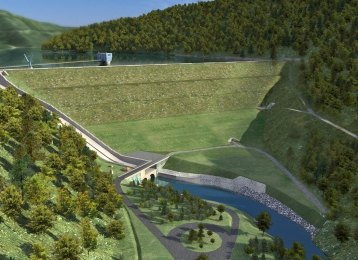 Vizualizace rekonstrukce, která zahrnovala nový přeliv a skluz, přísyp hráze, řešení koruny, provozní středisko, systém TBD a další opatření. Drenážní štola se nachází v levobřežním zavázání – v polovině výšky svahu je viditelný portál.