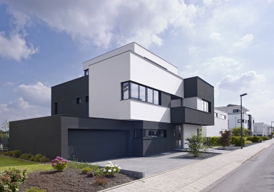 Skulpturální pojetí rodinného domu v Kolíně nad Rýnem za použití systémového řešení Schüco AWS 70.HI