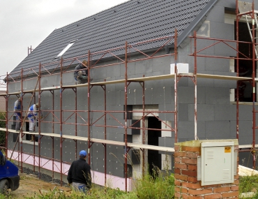 Obr. 8: Instalace izolantu – šedého polystyrenu