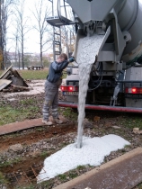 Betonáž lavičky Přístavu 18600 – beton s běžným cementem a 8 % bílého pigmentu