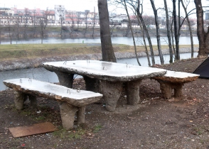 Betonáž lavičky Přístavu 18600 – beton s běžným cementem a 8 % bílého pigmentu