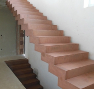 Schodiště z červeného betonu; ve spolupráci se Švec decor