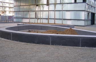 Květník z černého betonu