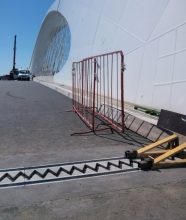 Výplň spáry dilatace na Trojském mostě z černého betonu