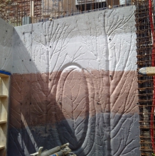 Barevný vodopád z několika barev betonu, stěna Paláce Národní, Mikulandská ul. v Praze