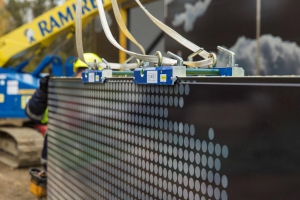 Ruukki Forma s motivem mraků při montáži