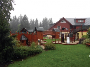 Dřevěná hřiště – malá hřiště: Hrad UKO, Penzion UKO