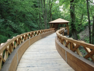 Dřevěné konstrukce – realizace: Dřevěná lávka LČR na lesní cestě u hradu Veveří, CB, s. r. o.