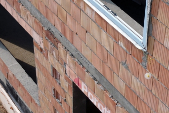 Obr. 5b: Vyložení obvodového zdiva přes stropní desku