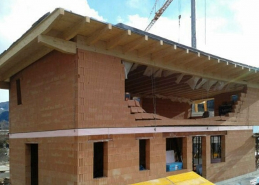 Obr. 8: „Sfouknutá“ fasáda, Rakousko