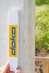 Okenní otvor z pohledového betonu zůstane v „syrovém betonu“. K dosažení takových povrchů je třeba realizaci věnovat zvláštní péči – od správného výběru bednění (zde Doka Framax s deskou Xlife) přes výběr betonové směsi až po pečlivou práci zkušených betonářů.