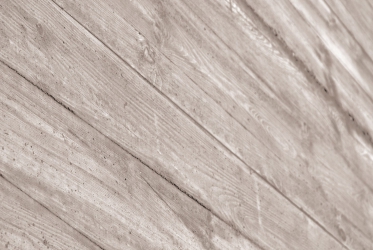 Ozvláštnit monolitickou stavbu je možné použitím různých druhů bednicích desek – od absolutně hladkých po desky se vzorem; zde například byla do nosníkového bednění TOP 50 aplikována deska z kartáčovaných prken pro dosažení rustikálního vzhledu.