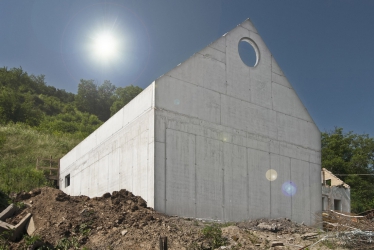 Rodinný domek z monolitického betonu může být ozvláštněn kreativním využitím spárořezu – otisku rámů stěnového bednění. Na snímku otisk bednění Framax s deskou Xlife pro hladký povrch.