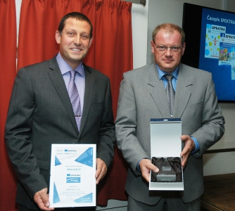 Ocenění převzali Bc. Jakub Jaroš, vedoucí obchodní skupiny ETICS, a Ing. Michal Mišina, specialista na zateplovací systémy