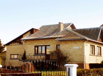 Střecha z vlnitých azbestocementových desek před rekonstrukcí