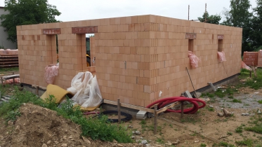 Dokončené zdivo 1. NP