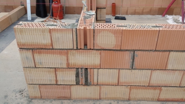 Vnitřní nosná stěna z akustických cihel HELUZ AKU 17,5 MK