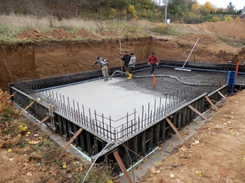 Betonáž základové desky bílé vany RD z PERMACRETU