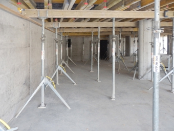 Hotové konstrukce desky a stěn bílé vany z PERMACRETU