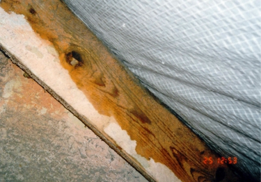 Obr. 1: Příčná zvlnění fólie vedou k zatékání