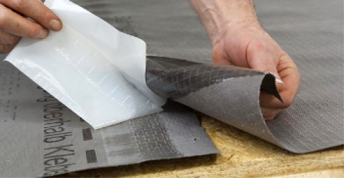 Obr. 3: Difuzní fólie s integrovanými lepicími pásy