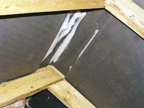 Obr. 9: Průnik sněhu hřebenem