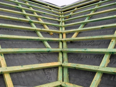 Obr. 13: Chybná PHI a laťování v úžlabí