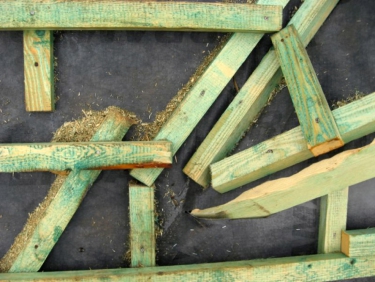 Obr. 15: Nepřehledná PHI v úžlabí, piliny, díra ve fólii