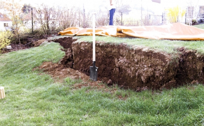 Obr. 6: Mohutný výškový odtrh (pokles až o 4 m) a posuv v koruně svahu; vlevo ve spádu jsou uloženy geotextílie