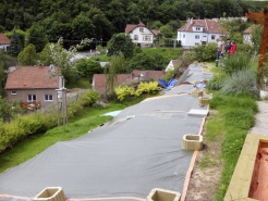 Obr. 9: Zdeformovaný a pokleslý svah, pohled shora, viz i obr. 4