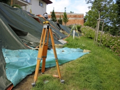 Obr. 10: Geodetické měření v místě poklesu a posunu svahu, viz i obr. 4, 9