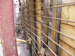 Obr. 17: Čelo posunující se zeminy za objektem v patě svahu, viz i obr. 4, 13, 14