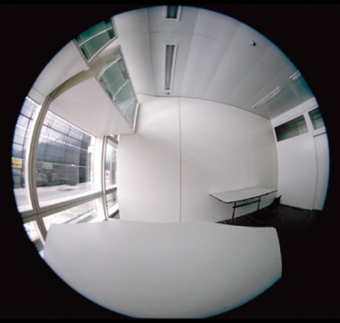 Obr. 9: Porovnanie úrovní osvetlenia experimentálnych modulov pri výskumu na Polytechnickej univerzitě v Lausanne; a – referenčný modul;  b – modul s anidolickým systémom osvetlenia