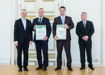 Čestné uznání za dlouholeté držení ekoznačky převzali Jakub Noll, ředitel společnosti Barvy a laky Teluria, a Ing. Michal Řehulka (druhý zprava), vedoucí obchodní manažer společnosti CIUR