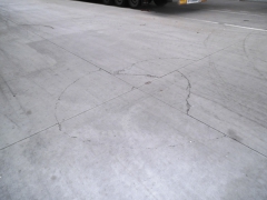 Reálná podlahová deska zatížená pojezdem vysokozdvižného vozíku dle předchozích příkladů a výsledek vlivu návrhu a změny parametrů