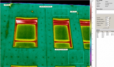 Obr. 3: IČ snímek fasády, červené kružnice jsou místa, ve kterých byla měřena povrchová teplota