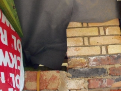 Obr. 19: Nedbalé napojení fólie na komín