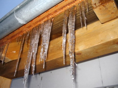 Obr. 28: Rampouchy v okapní hraně bez odvodnění PHI