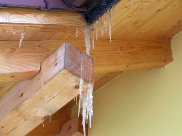 Obr. 28: Rampouchy v okapní hraně bez odvodnění PHI