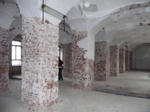 Zesílení zhlaví cihelných pilířů armovanou injektáží polyuretanovou pryskyřicí CarboPur WF a bandážováním ocelovými objímkami – původní stav po odstranění omítek, realizace vlastních injektáží a výsledný stav těsně před omítnutím cementovou maltou