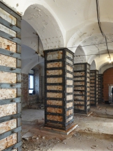 Zesílení zhlaví cihelných pilířů armovanou injektáží polyuretanovou pryskyřicí CarboPur WF a bandážováním ocelovými objímkami – původní stav po odstranění omítek, realizace vlastních injektáží a výsledný stav těsně před omítnutím cementovou maltou