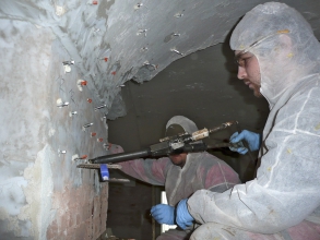 Zesílení zhlaví cihelných pilířů armovanou injektáží polyuretanovou pryskyřicí CarboPur WF a bandážováním ocelovými objímkami – původní stav po odstranění omítek, realizace vlastních injektáží a výsledný stav těsně před omítnutím cementovou maltou