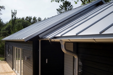 Dřevostavby v kombinaci se střechou z plechové krytiny Lindab