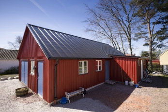 Dřevostavby v kombinaci se střechou z plechové krytiny Lindab