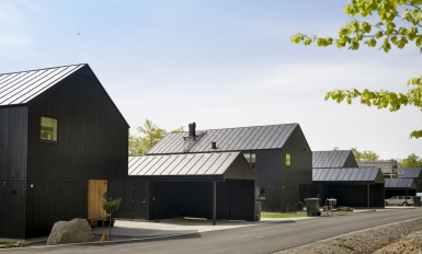 Dřevostavby v kombinaci se střechou z plechové krytiny Lindab